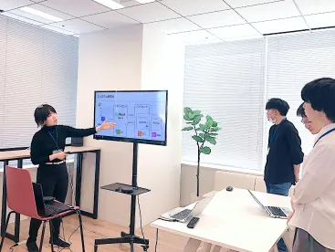 研修発表会の様子です。新卒者がモニターに映した内容について説明を行っています。