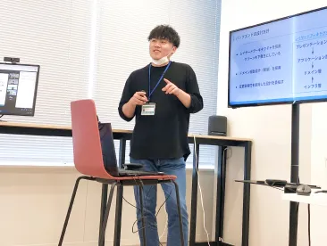 研修発表会の様子です。新卒者がモニターに映した内容について説明を行っています。