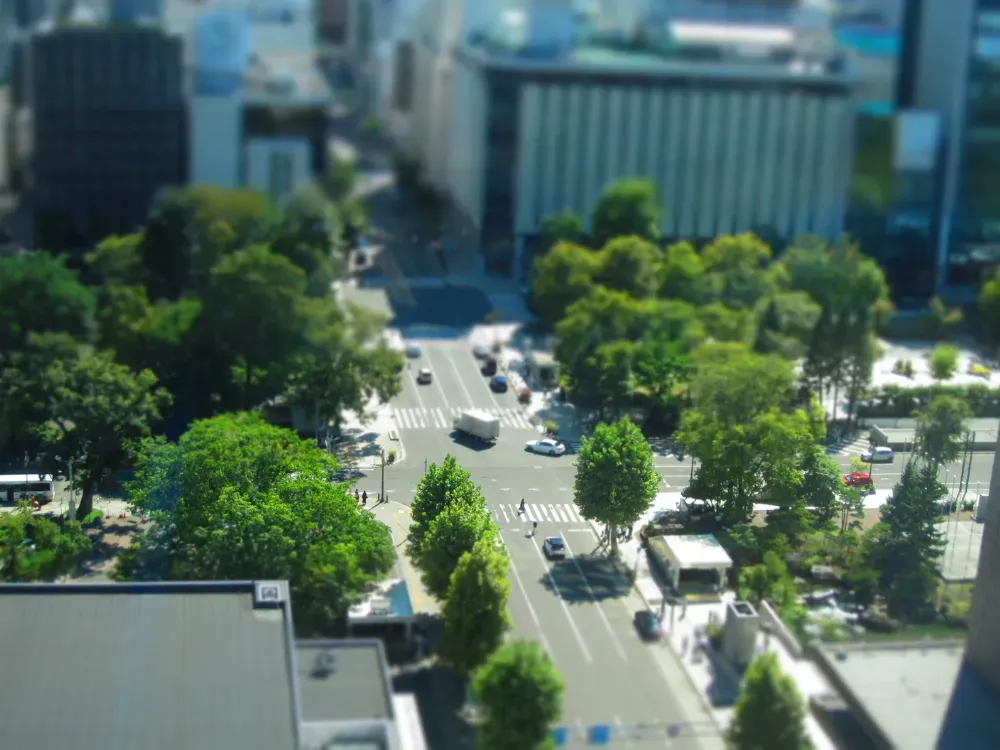 オフィスから見える景色／大通の交差点