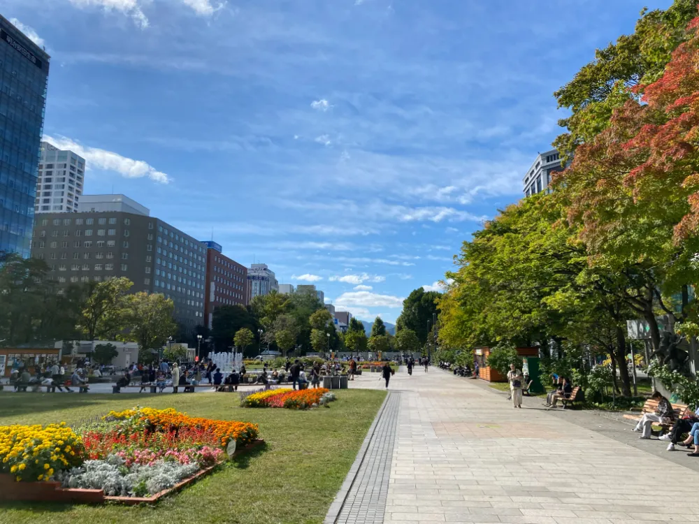 秋の昼間の大通公園