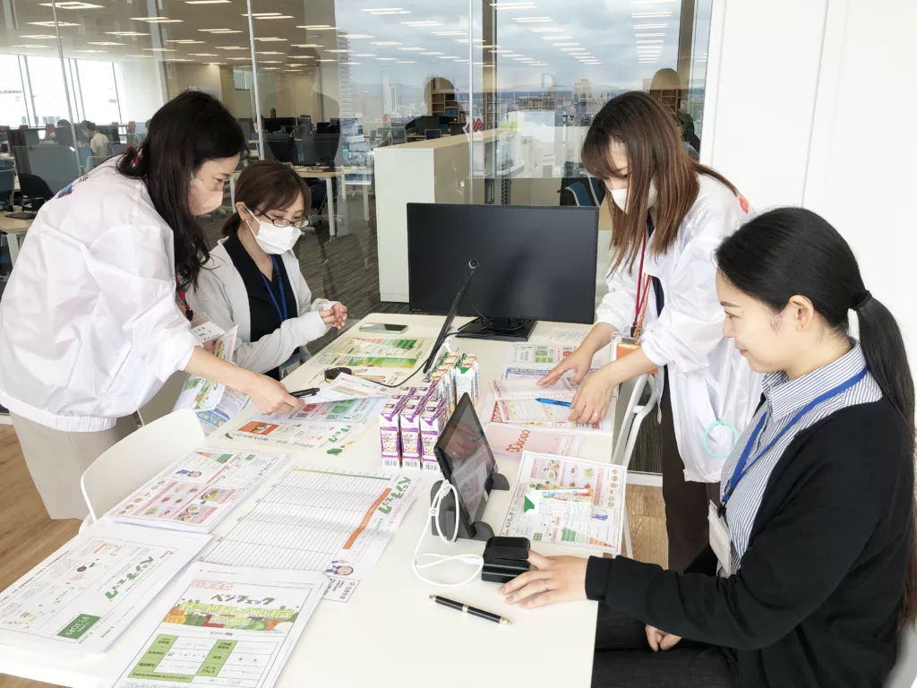 講師にレクチャーを受けている様子の写真