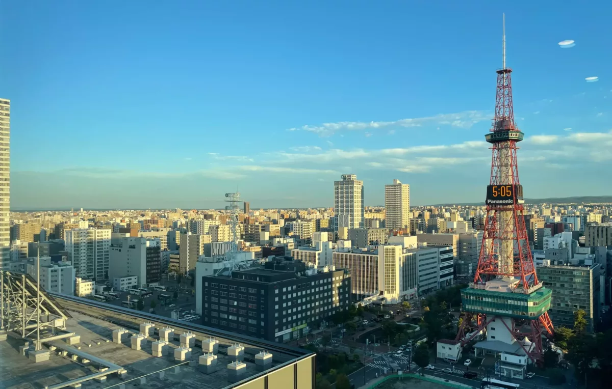 窓からの景色_ビルに当たる光