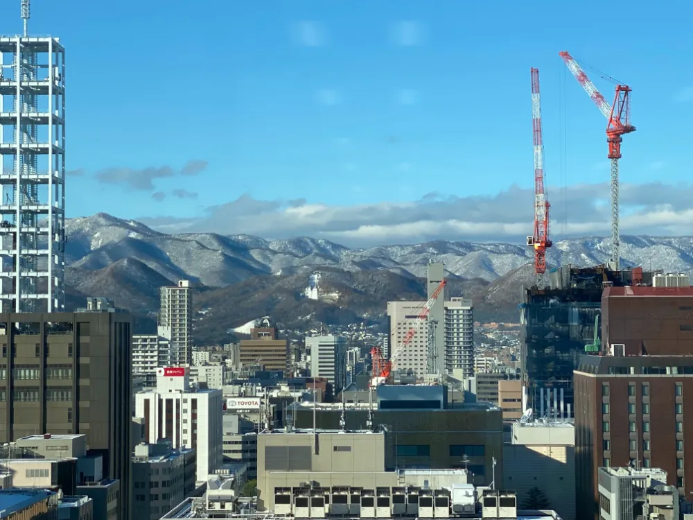 オフィスから見える景色／札幌の山々の雪化粧