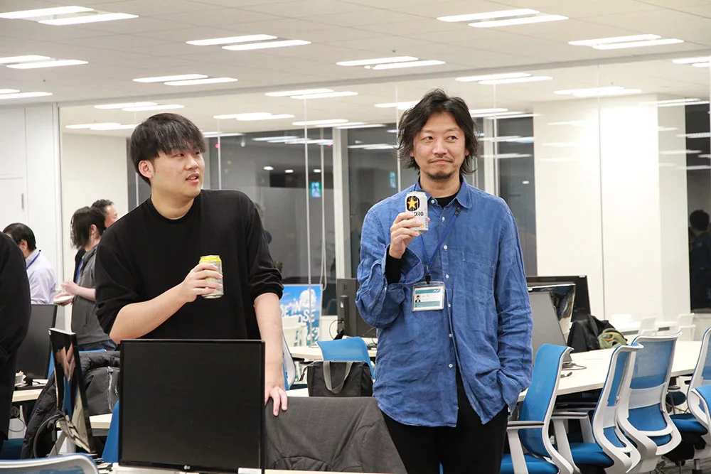 社員同士の歓談の画像