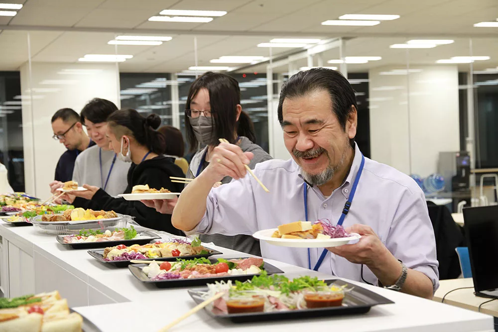 参加者が食事を楽しんでいる画像