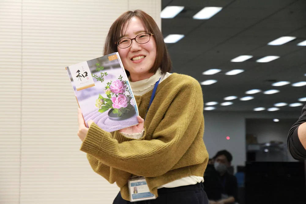 参加者が景品をゲットした笑顔の画像