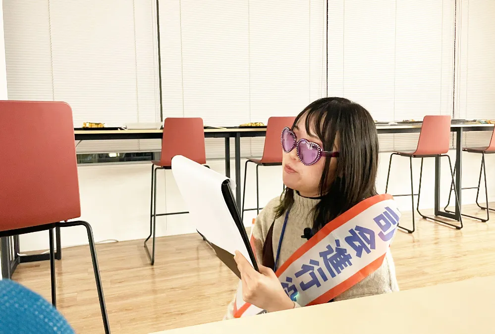 イベント運営者がスケジュールを確認している画像