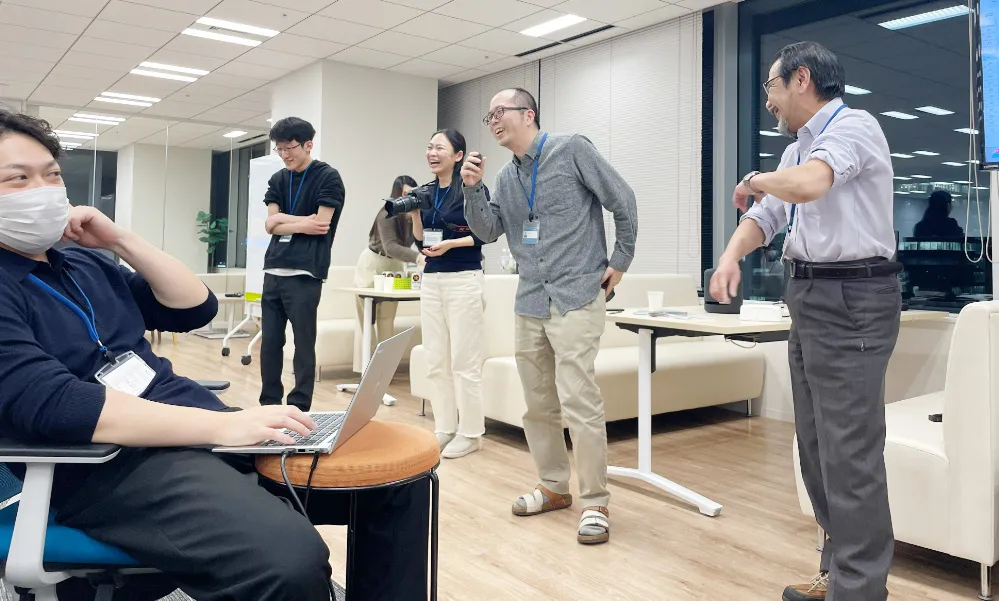 参加者が抱負人狼ゲームを楽しんでいる画像