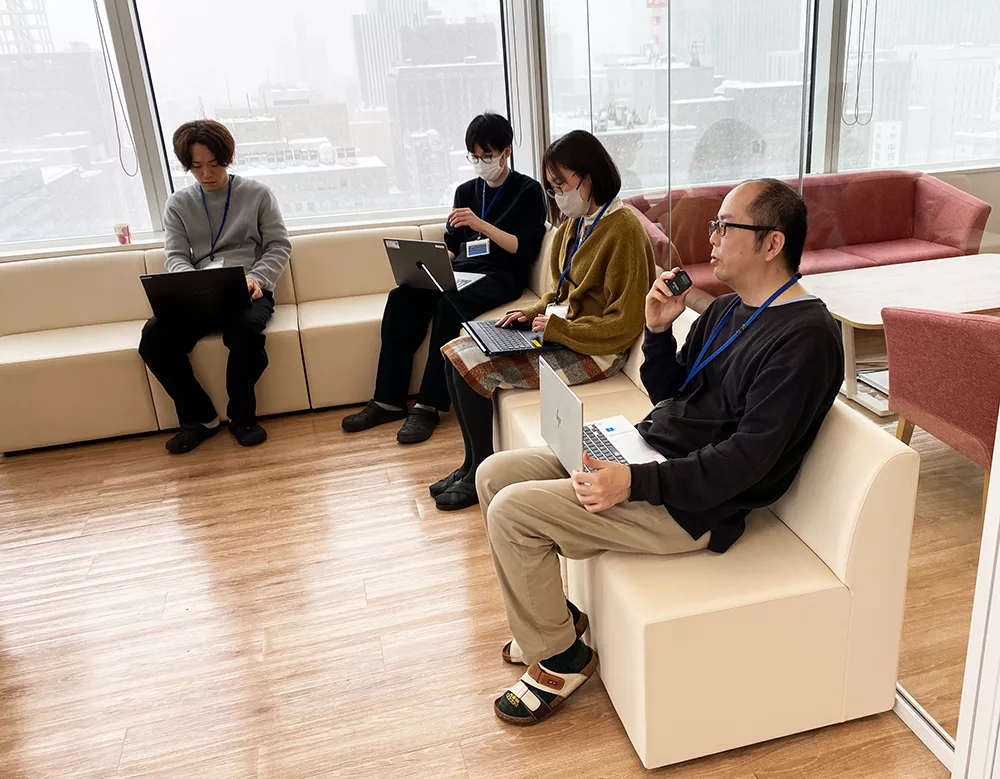 観覧者が登壇者に質問している写真