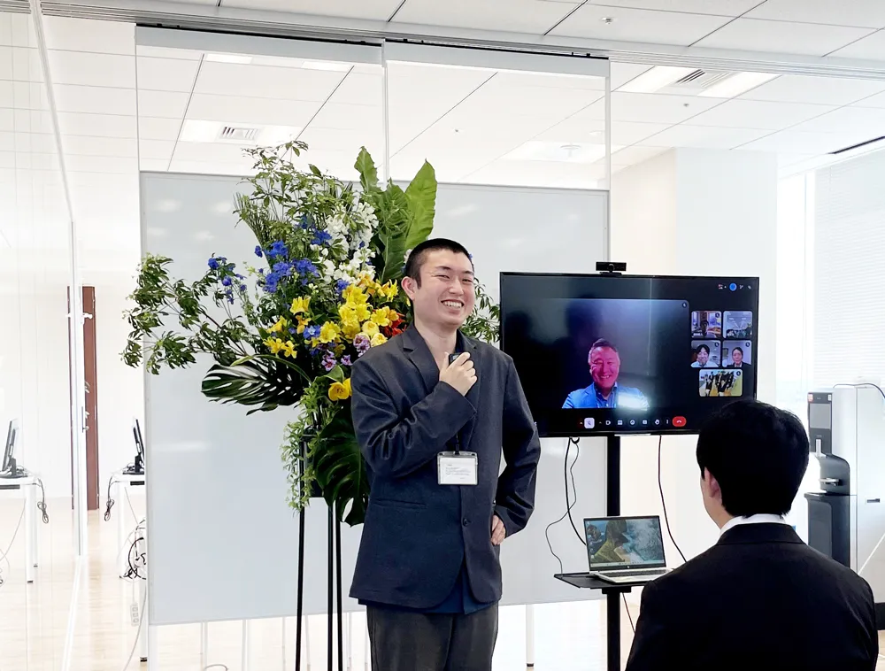 入社式での先輩社員のあいさつの画像