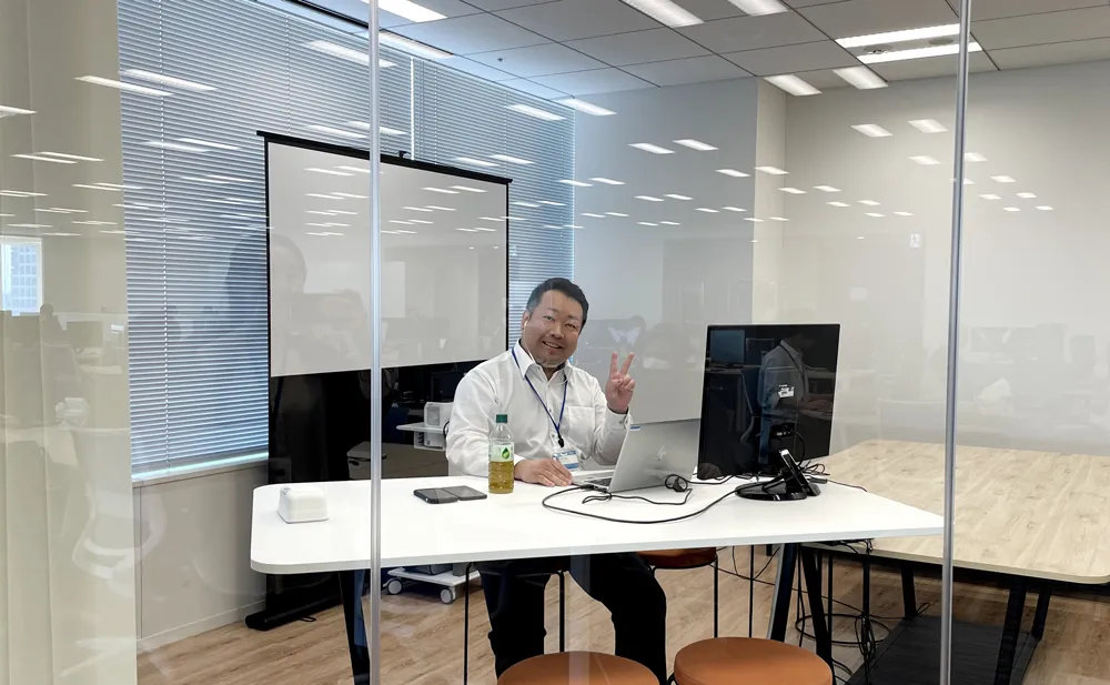 NDタイムズ・ライブを配信する部屋にいる取締役の大野の画像