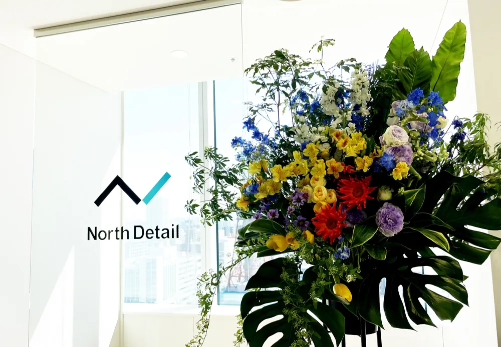 4月1日のノースディテール入り口にある花束の画像