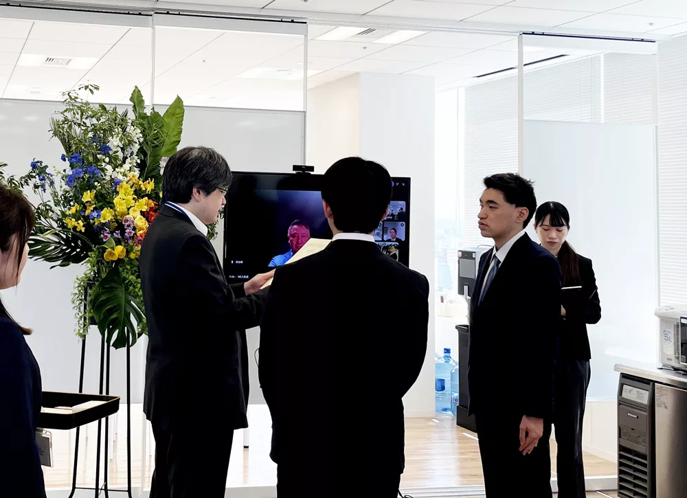 新入社員への入社証書を渡す様子の画像